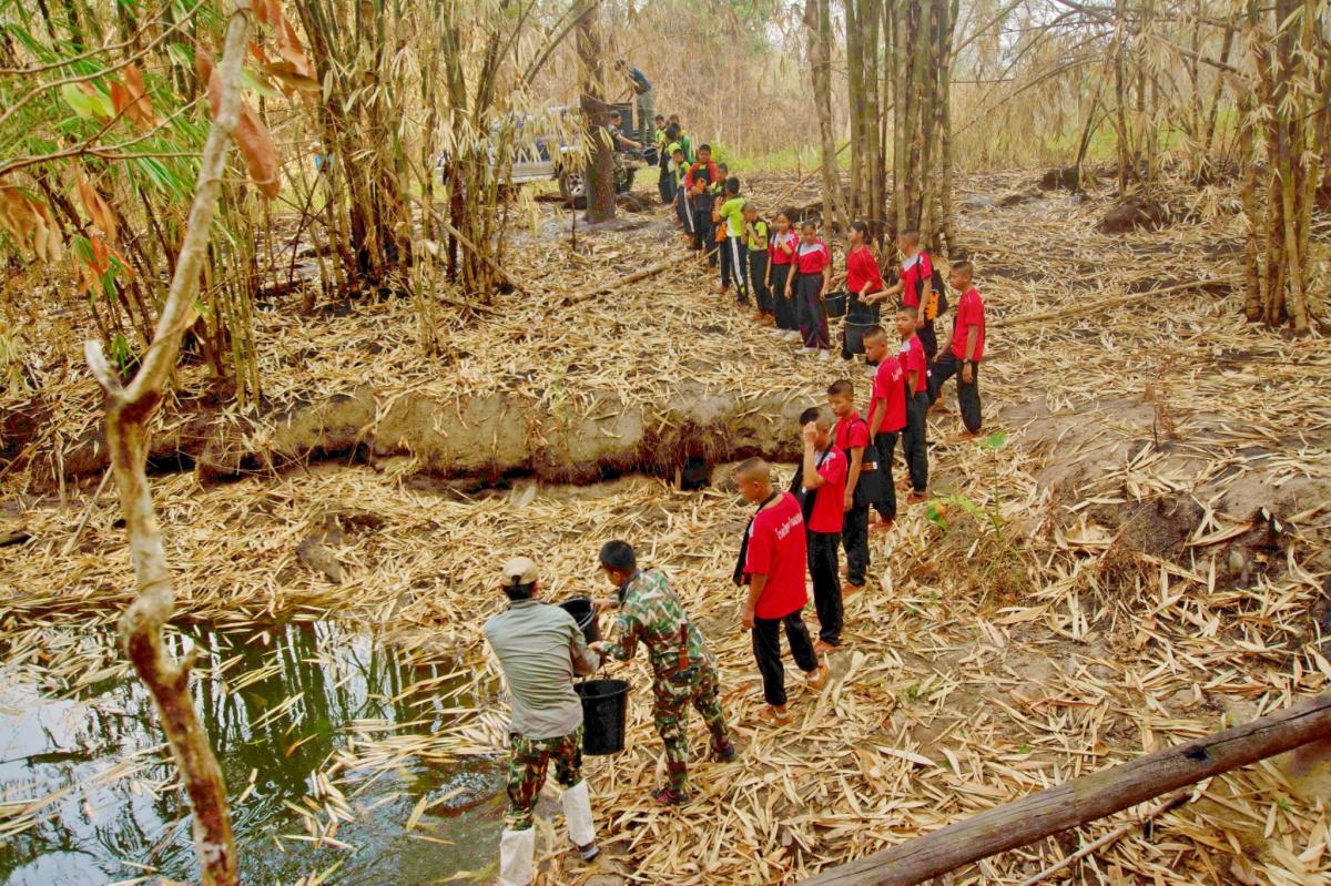 Schüler verteilen Salze und Mineralien